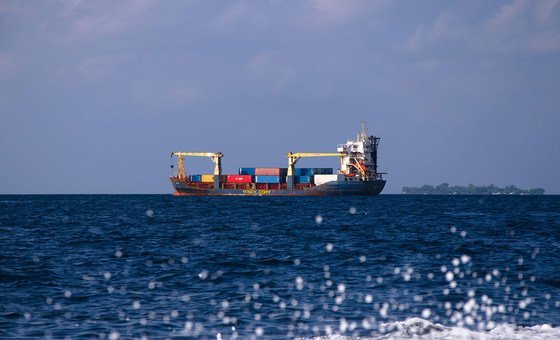 一艘航行在海上的集装箱船。